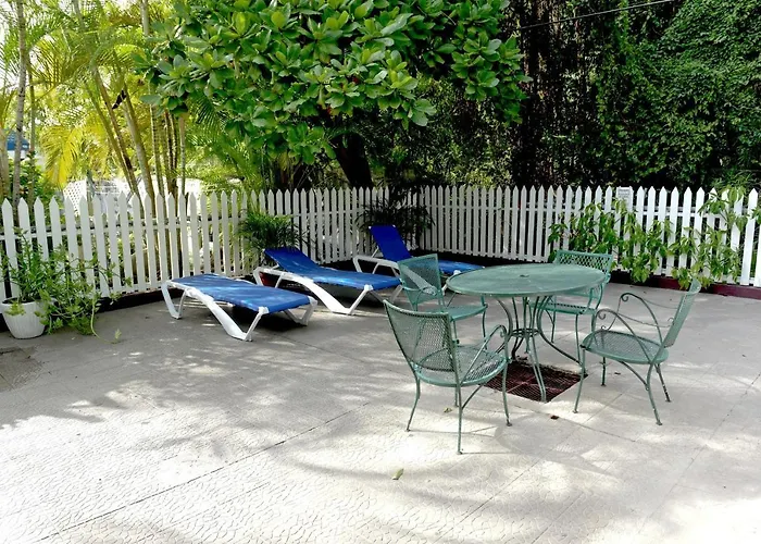 Pineapplesuites Hotel *